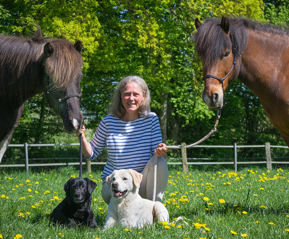 Tanja mit Hunden und Pferden